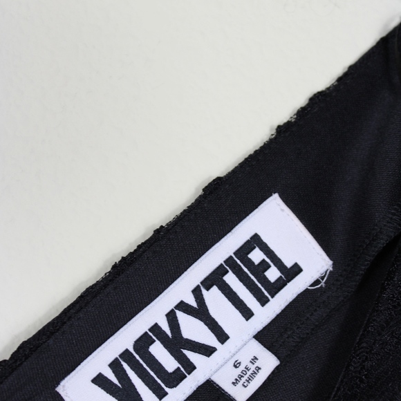 Vicky Tiel lace blouse. - Picture 2 of 4